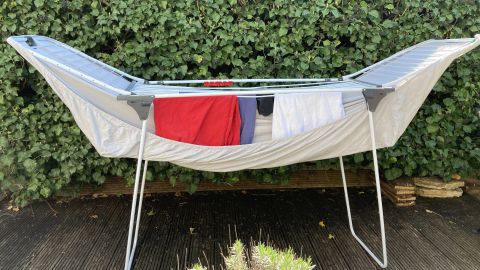 So hängst du ein Spannbettlaken richtig auf: Von unten als "Schiffchen" auf dem Wäscheständer aufgehängt, hat deine Wäsche oben ausreichend Platz.