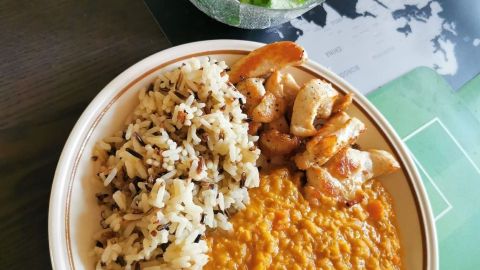 Gesundes Linsencurry mit Kokosmilch, Hähnchen, Wildreis und frischem Feldsalat – so einfach kannst du ausgewogen und lecker essen!
