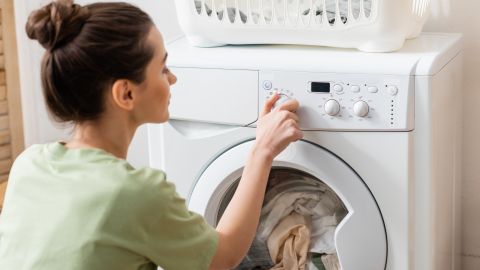 Vorwäsche in der Waschmaschine kann die Textilfasern schonen und hartnäckige Flecken entfernen.