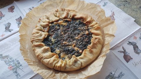 Back dir eine herzhafte Kräuterquiche mit Wildkräutern – ein aromatischer Genuss, perfekt angerichtet und goldbraun gebacken!