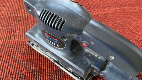 Mit einem Schwingschleifer kannst du deinen Teppich gründlich entstauben – staubsaugerfrei und effektiv, wie im Artikel gezeigt.