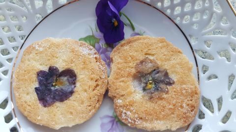 Frühlingsplätzchen mit essbaren Blüten bringen Farbe und einen Hauch Natur auf deinen Kaffeetisch – probier das einfache Rezept aus!