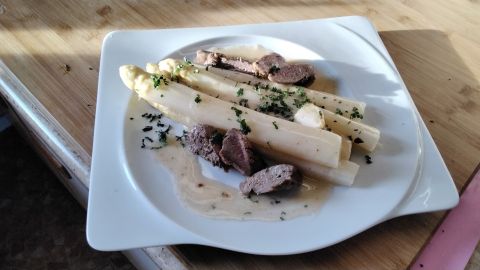 Spargel mit Lammfilet: Was gibt es Schöneres im Frühling als frischen Spargel vom Feld, zart gegart mit einer sahnigen Soße.
