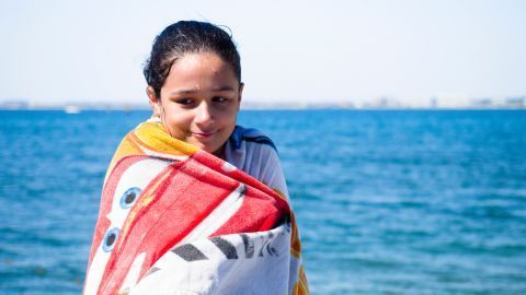 Schwimmen macht sooo viel Spaß – würden einem danach bloß nicht die Zähne vor Kälte klappern. Warum ist das überhaupt so?