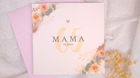 Mamas großer Tag steht an? Wir haben die passenden Geburtstagswünsche für Muttis Geburtstagskarte.