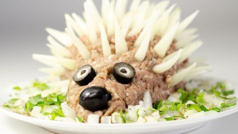 Der Mettigel aus rohem Hackfleisch, verziert mit Zwiebeln und Oliven, war das Highlight auf jedem 70er-Jahre-Buffet.