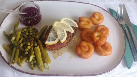 Gebratene Hähnchenbrust mit Frühlingsgemüse, Kroketten und Preiselbeeren – so schmeckt der Frühling bunt und herzhaft auf deinem Teller.
