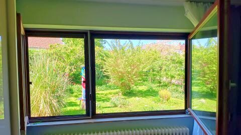 Offenes Fenster: Richtiges Lüften mit Ventilator schützt dein Zuhause wirksam vor Schimmelbildung.