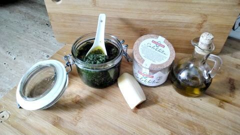Liebstöckel als Pesto selbstgemacht: Liebstöckel ist ein sehr gutes Kräuter-Gewächs und bringt einen herrlichen Geschmack.