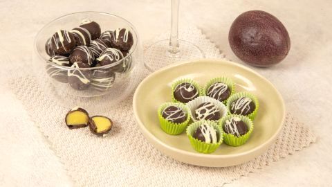 Ob zum Kaffee oder als liebes Geschenk zum Muttertag oder Geburtstag: Diese Pralinen mit Fruchtfüllung sind super einfach selbst gemacht!