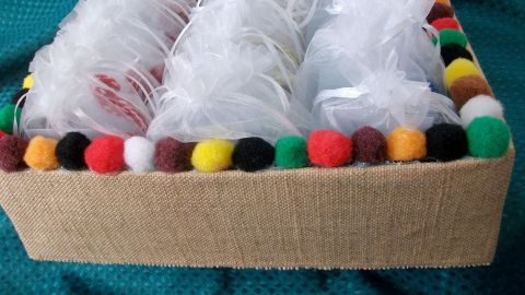 Meine fertige selbstgebastelte Verkaufsbox, gefüllt mit Glückswürmchen im Organzasäckchen. An der Außenseite wird noch das Preisschild angebracht.