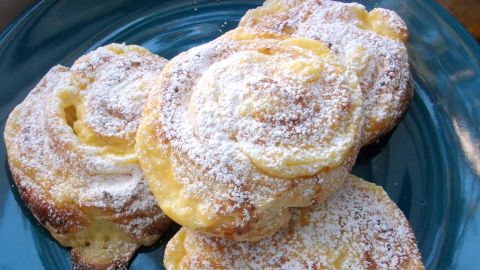 Luftige Puddingschnecken aus Blätterteig, schnell gemacht und mit Puderzucker bestäubt – so gelingt dir das süße Gebäck aus dem Rezept.