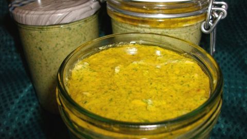 Walnusspesto mit Spinat und Staudensellerie: Frisch zubereitet und im Glas haltbar – probiere dieses raffinierte Pesto-Rezept aus.
