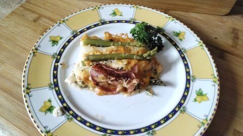 Spargel trifft auf Nudelteigtaschen: ein kreativer Auflauf mit weißem und grünem Spargel, Triangoli, knusprigem Schinken und feiner Béchamelsoße.