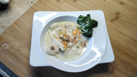 Cremige Spargel-Gemüse-Suppe mit Parmaschinken und frischer Petersilie – ein einfaches Rezept für herzhafte Momente.