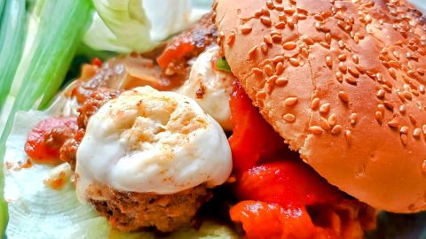 Mediterraner Pesto-Burger mit Tomaten und frischem Salat – ein einfacher Rezept-Tipp für deinen nächsten Grillabend.