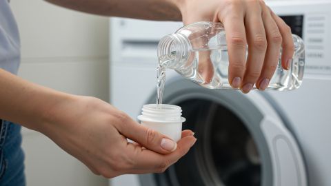 Mit Essig als Weichspüler-Ersatz erhältst du weiche Wäsche, schützt die Maschine vor Kalk und schonst gleichzeitig die Umwelt.