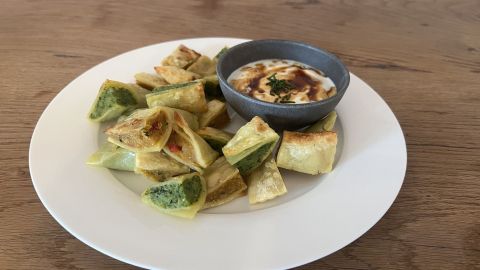 Knusprige Maultaschen aus der Heißluftfritteuse, serviert mit einem Dip aus Schmand und Maggi.