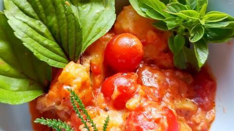 Selbst gemachte Gnocchi mit frischer Tomatensoße und Basilikum: Mit einfachen Zutaten zauberst du ein mediterranes Highlight.