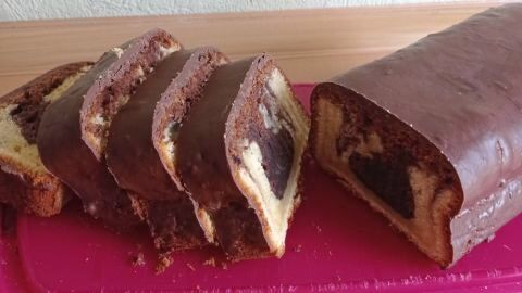 Klassischer Marmorkuchen mit Schokoguss – im Artikel findest du das einfache Rezept für den beliebten Klassiker zum Nachbacken.