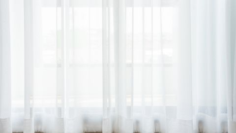 Mit den richtigen Waschtipps bleiben weiße Gardinen wie im Bild strahlend sauber und sorgen für ein frisches Raumgefühl.
