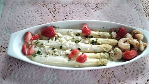 Knoblauch-Garnelen mit weißem Spargel und frischen Erdbeeren: ein frühlingshaftes Gericht, das lecker und leicht ist.