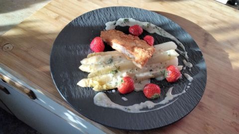 So gelingt dir das Rezept für ein besonderes Frühlingsgericht: Knuspriges Schnitzel trifft auf weißen Spargel, Erdbeeren und feine Sauce.