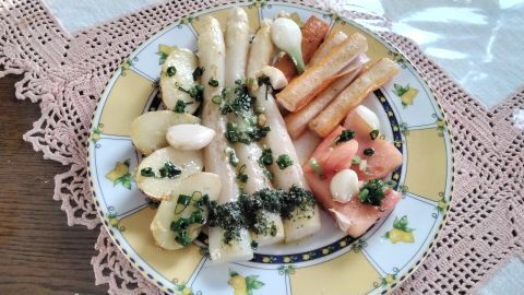 Frischer Spargel mit Kartoffeln, Surimi und gegrillte Melone – ein leichtes Sommergericht mit frischen Kräutern für deinen Genussmoment.