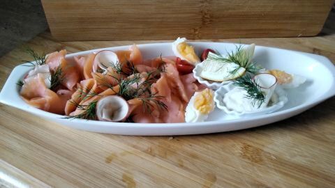 Geräucherter Lachs mit Meerrettich, Ei und dekorativer Apfelrose – so servierst du einen besonderen Genuss fürs Auge und den Gaumen.