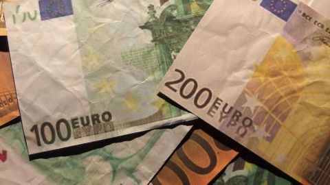 Faltige 100 und 200 Euro-Scheine liegen übereinander, symbolisieren Geld sparen durch bessere Planung in einem finanziellen Kontext.