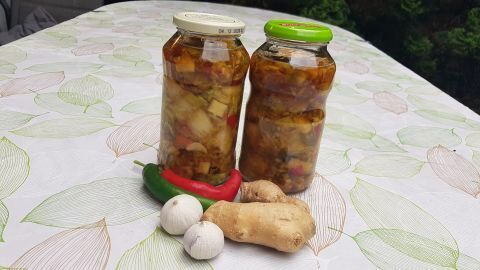 So einfach fermentierst du Chinakohl zu Kimchi: Mit Ingwer, Chili und Knoblauch wird's würzig wie im Rezept gezeigt.
