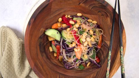 Asiatischer Glasnudelsalat mit frischem Gemüse und cremigem Erdnuss-Dressing – das perfekte, leichte Rezept für deinen Sommer.