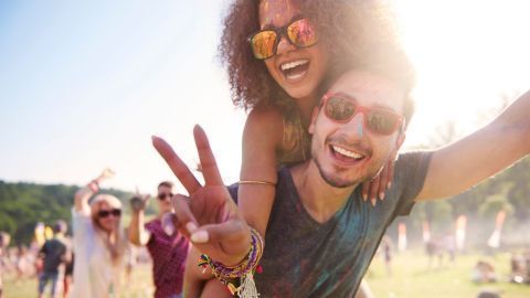 Gehst du im Sommer zum ersten Mal auf ein Festival und hast keine Ahnung, was dich dort erwartet? Mit diesen Tipps bist du auf alles vorbereitet.