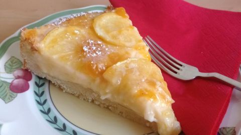 Fruchtige Zitronencreme-Torte: Lockerer Boden, cremige Füllung und frische Zitronenscheiben für deinen Kaffeetisch.