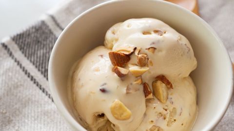 Veganes Vanilleeis musst du nicht kaufen, sondern kannst es einfach und schnell selber machen. Dafür benötigst du nicht einmal eine Eismaschine.