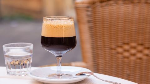 Erfrischender Caffè Shakerato: Hier siehst du das italienische Original-Rezept des kalten, geschüttelten Espressos mit perfekter Crema.