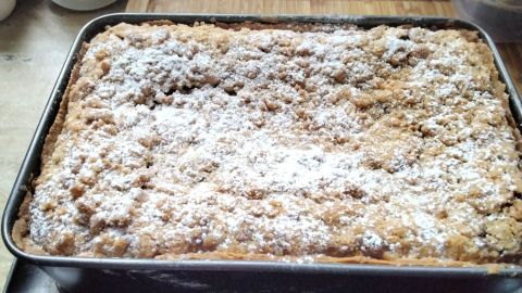Saftiger Mohn-Streusel-Kuchen mit aromatischen Rumrosinen – so wird dein Blechkuchen schön locker und aromatisch wie im Rezept gezeigt.