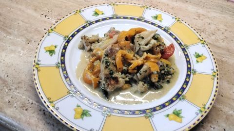Serviere ein schnelles vegetarisches Pfannengericht mit Blumenkohl und Paprika – ideal für ein leichtes Mittagessen.