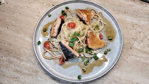 Lachsecken auf Spaghetti-Nest mit Tomaten und Zwiebeln: Etwas Gewürze dazu und fertig ist ein tolles Gericht.
