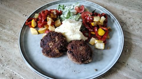 Saftige selbstgemachte Frikadellen mit buntem Gemüse und Kartoffelpüree.