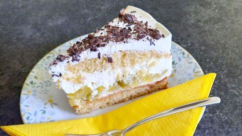 Saftige Stachelbeeren, cremiger Schmand und lockerer Biskuit: So sieht die Torte aus dem Rezept für die Stachelbeer-Schmand-Torte aus.