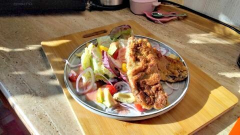 Bunter, leckerer Sommersalat mit krossem Schnitzel: Perfekt für warme Tage, leicht und herzhaft zugleich wie im Rezept beschrieben.