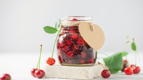Kirschen einkochen leicht gemacht: Mit diesem Rezept gelingen dir haltbare, fruchtige Kirschen ganz einfach im Glas.