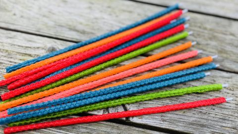 Bunte Bienenwachskerzen für Deinen Geburtstagskuchen: Einfach, nachhaltig und individuell selbst gemacht.