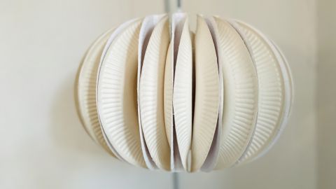 Lampenschirm aus Papptellern basteln: Mit dieser DIY-Anleitung gestaltest du im Handumdrehen einen originellen Hingucker für dein Zuhause.