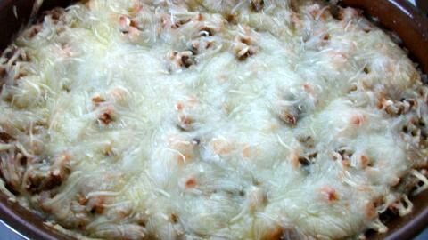 Herzhafter Wirsing-Möhren-Auflauf: Viel Gemüse, würziger Käse und einfach gemacht.