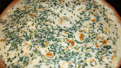 So sieht ein traditioneller schwäbischer Salzkuchen aus: mit leckerem Hefeteig, Crème fraîche und Schnittlauch frisch aus dem Ofen.