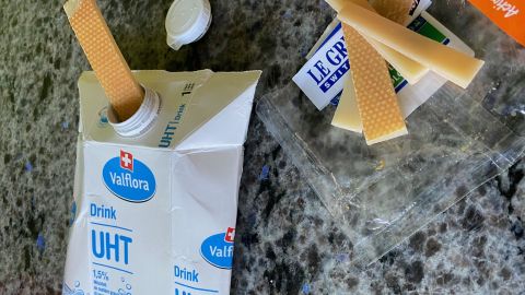 Alles, was im Müllsack stinken könnte (Käserauft, Fleischpapier, Wursthülle) stopfe ich in einen Milchbeutel und verschließe ihn.