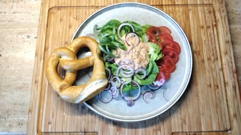 Obazda selber machen: Perfekt zu frischem Salat, Zwiebeln und einer Brezel – so sieht bayerischer Genuss aus!