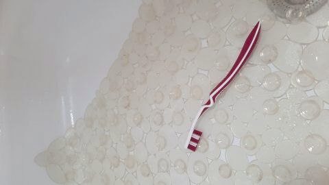 Mit einer Zahnbürste kannst du deine Duschmatte gezielt reinigen – für mehr Hygiene im Bad.